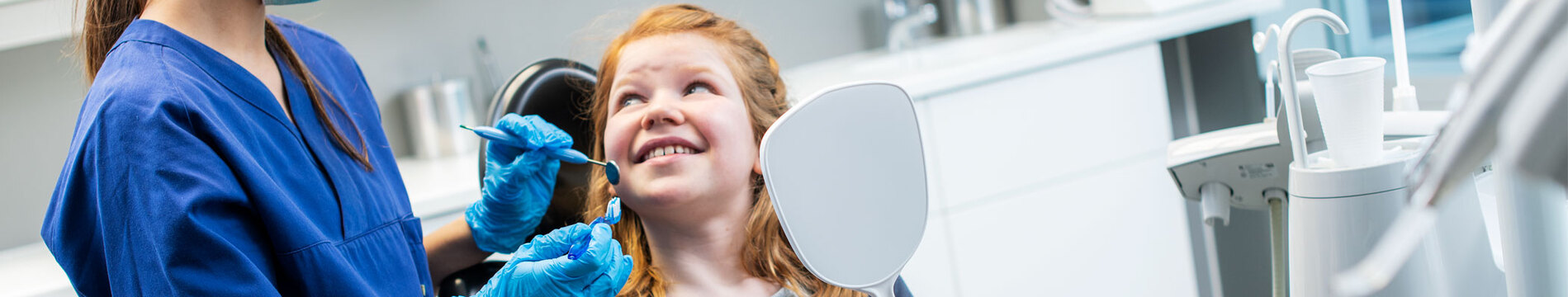 Blid jente hos tannlegen