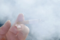  Hånd med sigarett og mye røyk