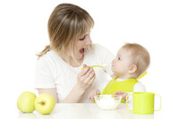  En mor som mater babyen sin